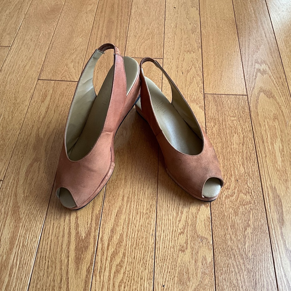 Vittorio Ricci open toe women sandals, with 2” heel. Tan/orange color in size 8.